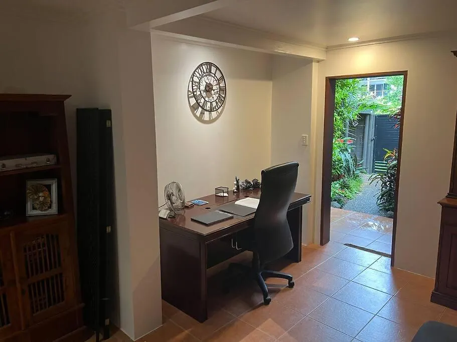 Oasis, In Leafy Whitfield. Villa Edge Hill Holiday home
