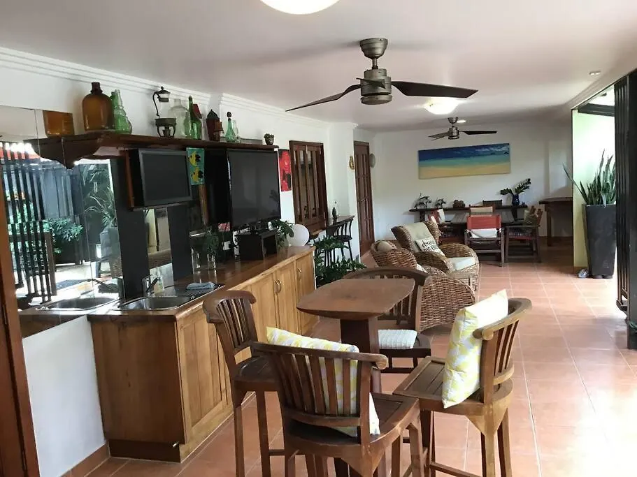 Oasis, In Leafy Whitfield. Villa Edge Hill Holiday home