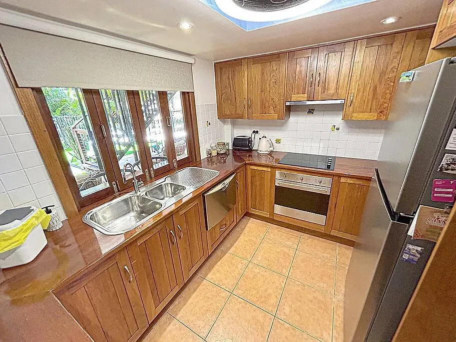 Oasis, In Leafy Whitfield. Villa Edge Hill