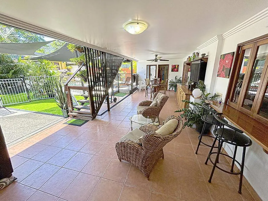 Oasis, In Leafy Whitfield. Villa Edge Hill